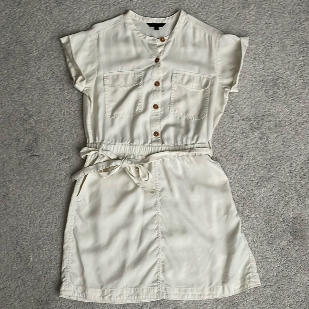 Banana Republic dress, elastic waist, tie belt, with four pockets, petite M